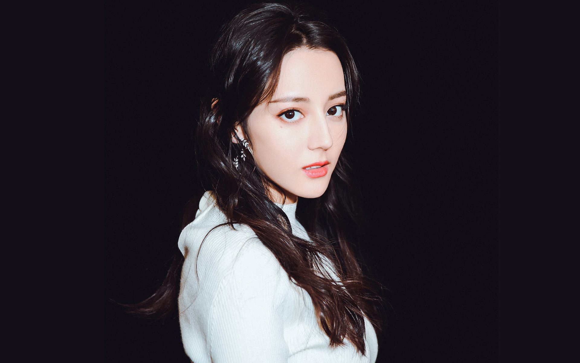 九游9游-湖人球员与球迷互动合照登上社交热搜榜，湖人队球员合照